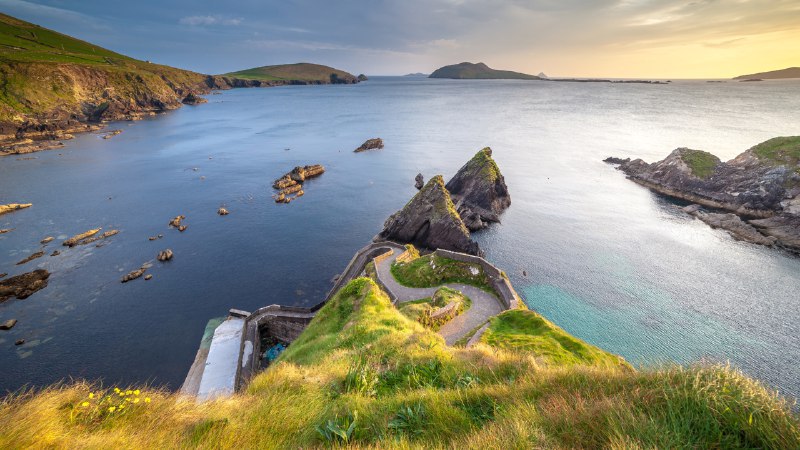 #Bing_Wallpaper爱尔兰岛的西端邓金码头的蛇形楼梯, 凯里郡, 爱尔兰 (© Hugh O'Connor/Getty Images)4K