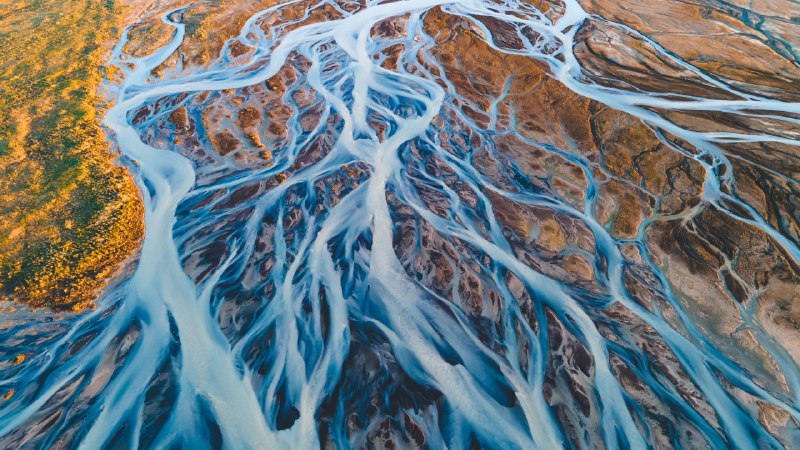 来自冰与火之国冰岛冰川河流鸟瞰图 (© rybarmarekk/Shutterstock)4K