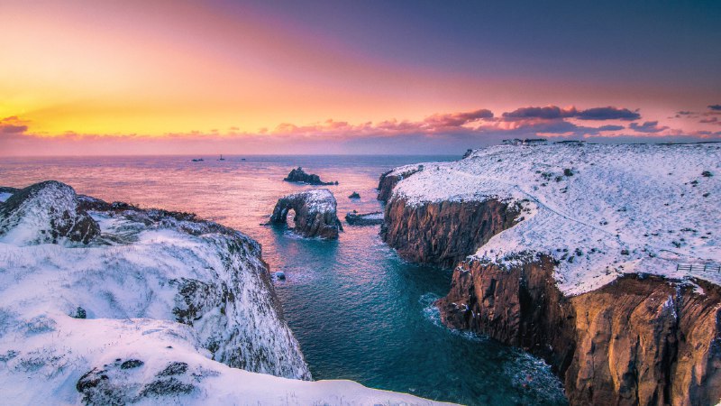 #Bing_Wallpaper世界的尽头？不完全是被雪覆盖的康沃尔天涯海角小径，康沃尔郡兰德恩德，英格兰 (© Josef FitzGerald-Patrick/Getty Images)4K