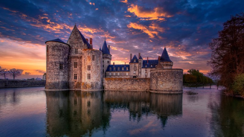 #Bing_Wallpaper屹立不倒卢瓦尔河畔叙利城堡, 卢瓦尔中心省, 法国 (© StockPhotoAstur/Shutterstock)4K