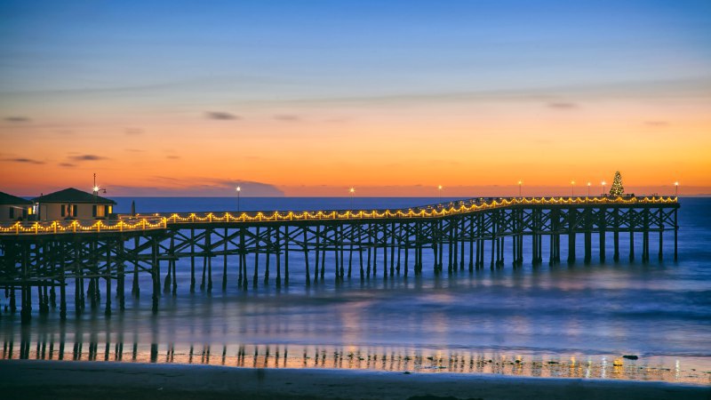 #Bing_Wallpaper冲浪、沙滩和圣诞老人水晶码头的圣诞树，太平洋海滩，加利福尼亚州，美国 (© SamAntonioPhotography/Getty Images)4K